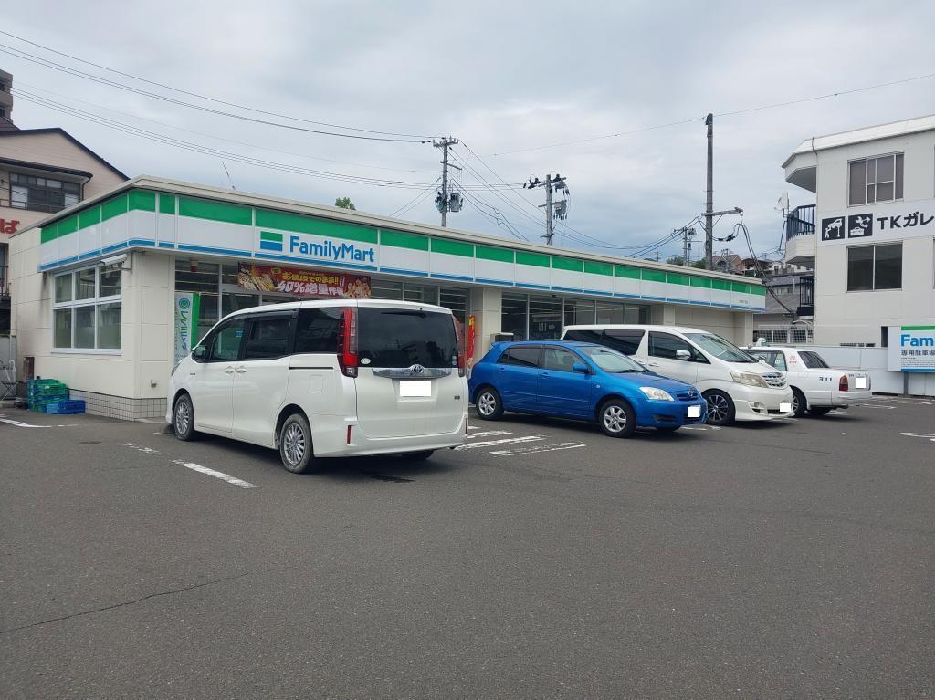 コンビニ　ファミリーマート北根四丁目店（コンビニ）まで318m
