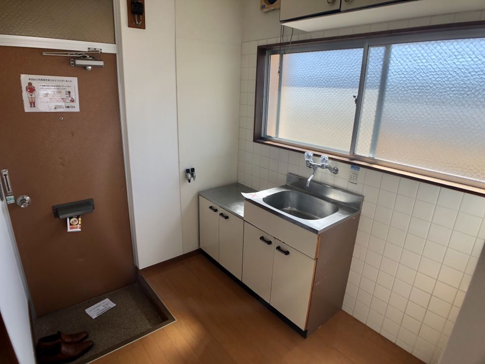 キッチン　窓もあり、２口ガスコンロ置けます