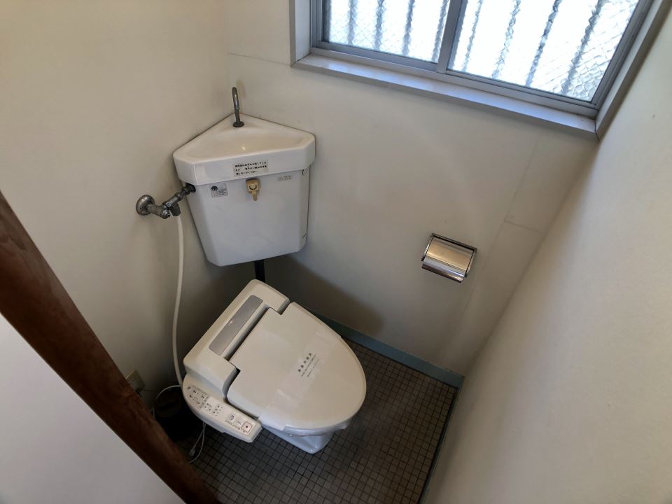 トイレ　温水洗浄便座付きです