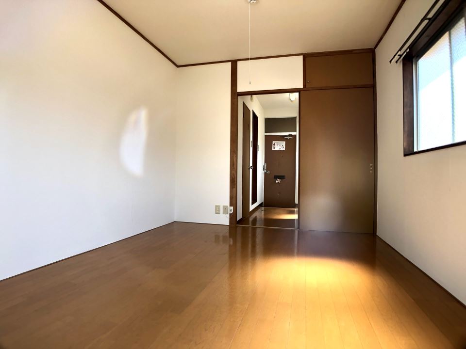 居室・リビング　角部屋で２面窓がありますよ