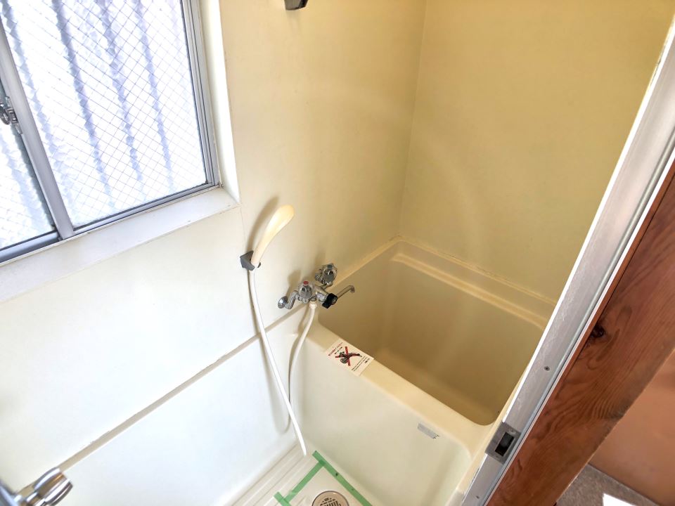 バス・シャワールーム　浴室にも窓あります