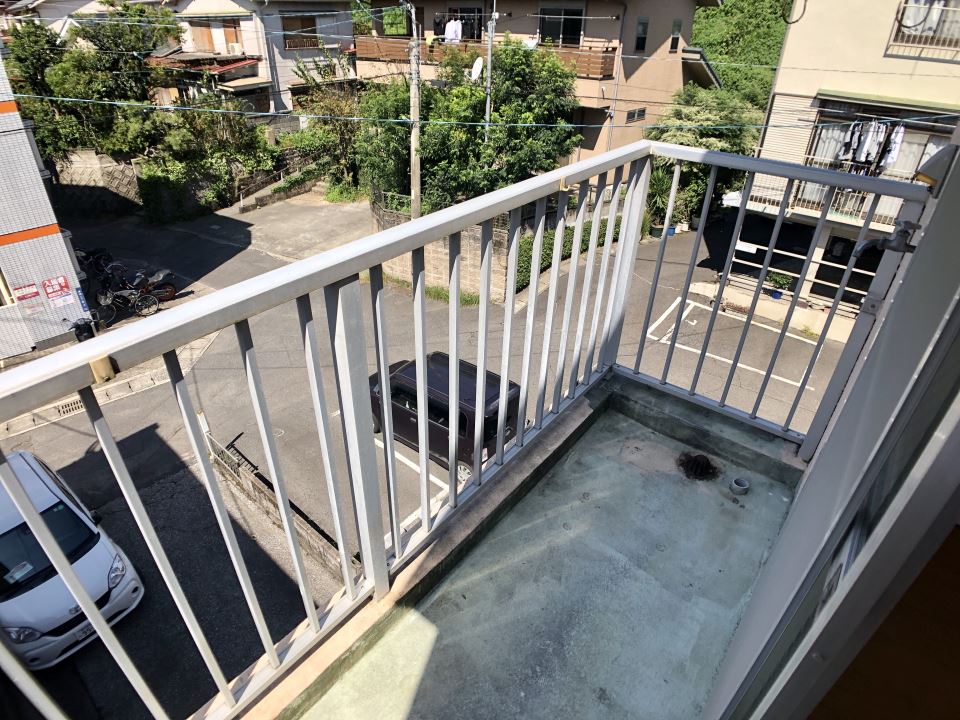 バルコニー　洗濯機はベランダ置き、西向きのお部屋です