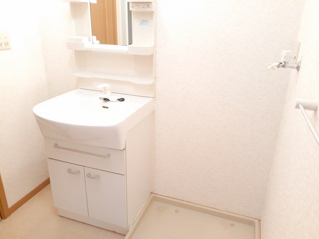 洗面設備　ゆったりとスペースのある洗面所