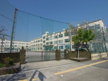 小学校　足立区立綾瀬小学校（小学校）まで384m