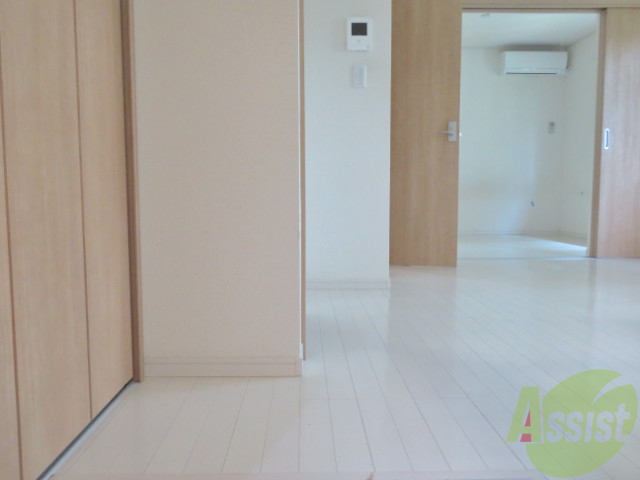 玄関　玄関から撮影しました。入るとすぐにＬＤＫになります。