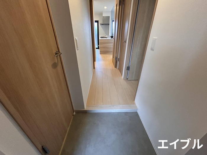 玄関　同じ部屋タイプの別部屋の写真です。現況と異なる場合は現況を優