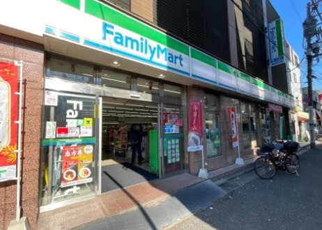 コンビニ　ファミリーマート新井薬師前駅南店（コンビニ）まで330m