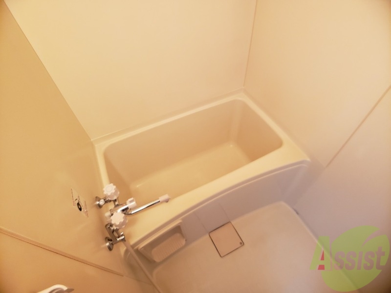 バス・シャワールーム　バスルームは狭すぎず、シャワーも浴びやすそうです。