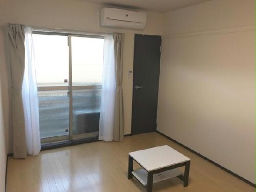 居室・リビング　一人暮らしをするには十分な広さのお部屋です。