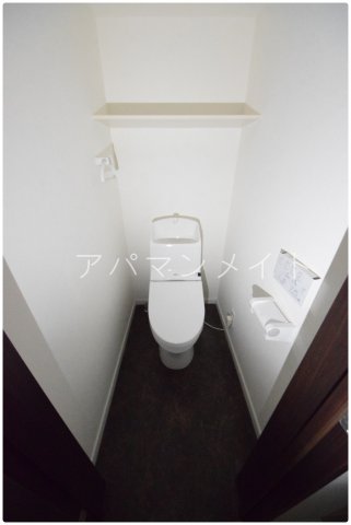 トイレ　落ち着いた色調のトイレです
