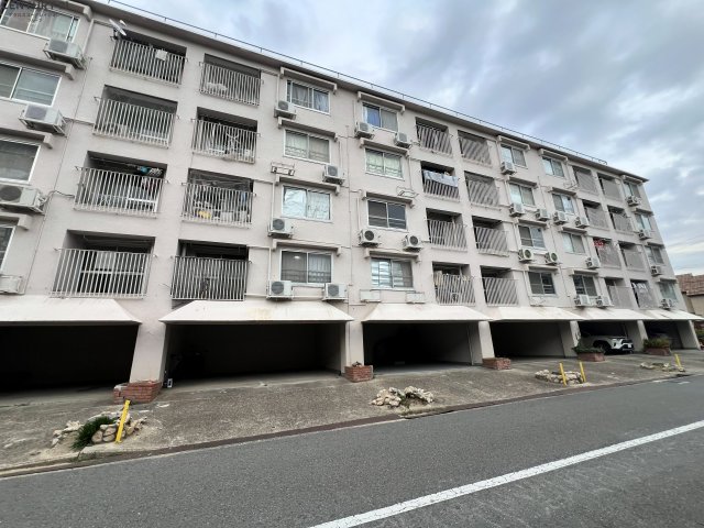 建物外観　居住者専用のごみ置き場があります。