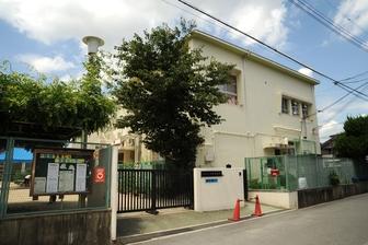 幼稚園・保育園　中央保育所（幼稚園・保育園）まで555m