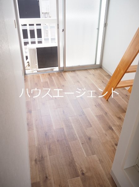 居室・リビング　窓が大きく採光たっぷり。