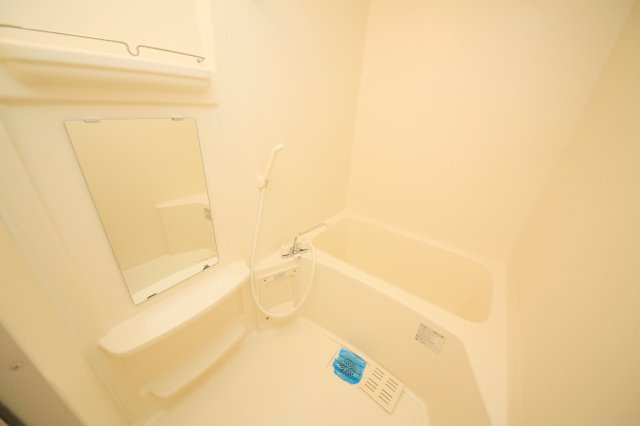 バス・シャワールーム　コンパクトで使いやすいお風呂です