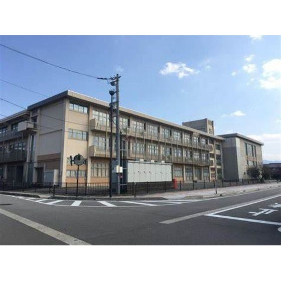 中学校　砺波市立出町中学校（中学校）まで1383m