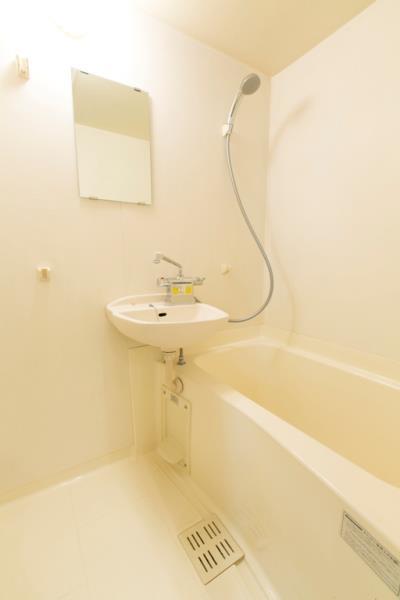 バス・シャワールーム　落ち着いた空間のお風呂です