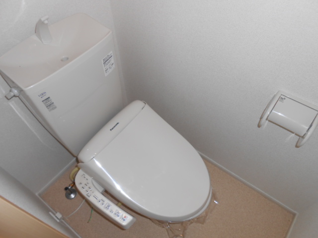 トイレ　温水洗浄便座完備・小物収納棚あり