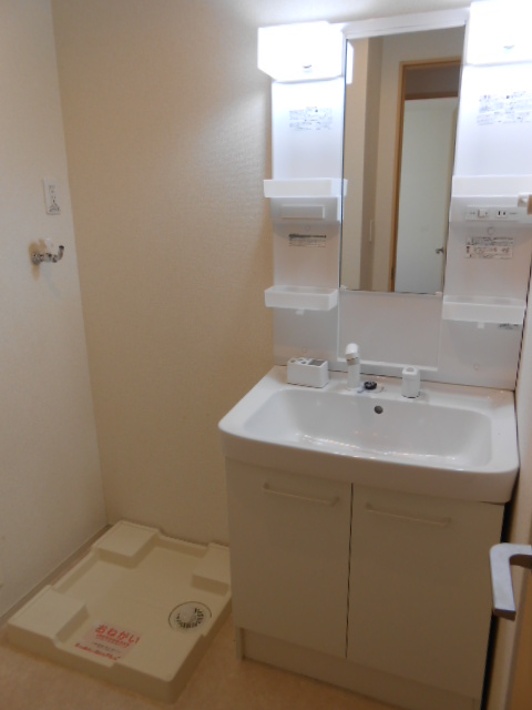 洗面設備　シャワー付洗面化粧台・屋内洗濯機置場完備