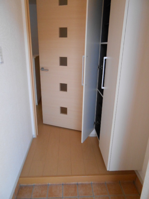 玄関　天井高シューズクローゼット完備