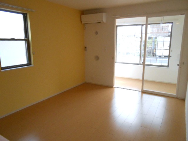 居室・リビング　南面リビング（エアコン完備）・東面に換気採光窓有り