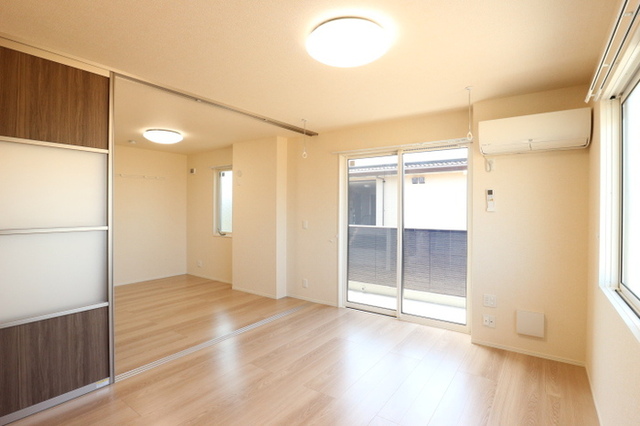 居室・リビング　リビングから洋室