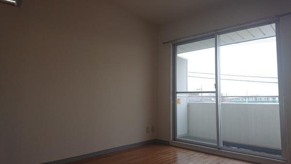 居室・リビング　こちらの居間で趣味の時間をお楽しみください