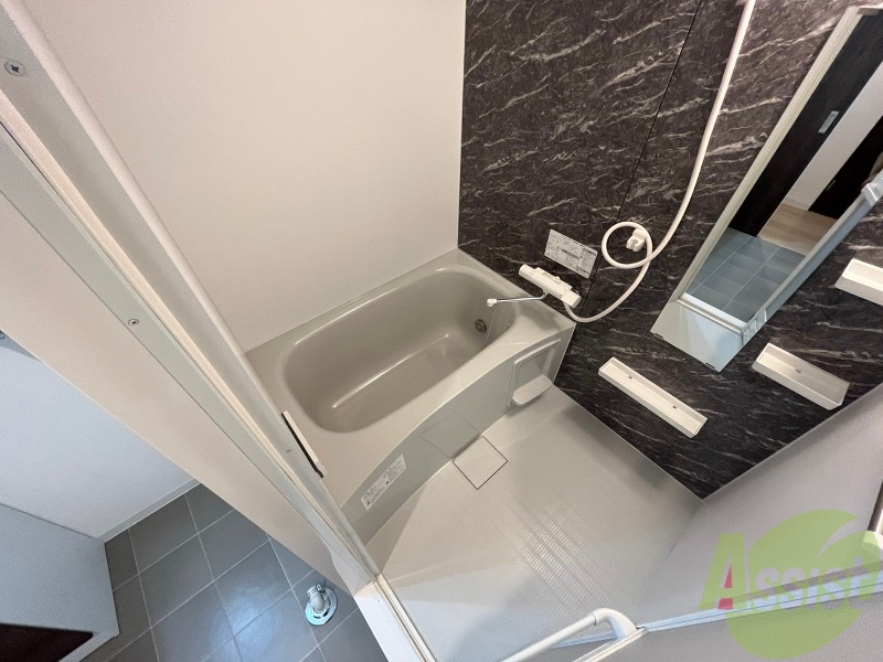 バス・シャワールーム　お風呂です。広々したバスでゆっくりくつろげます。