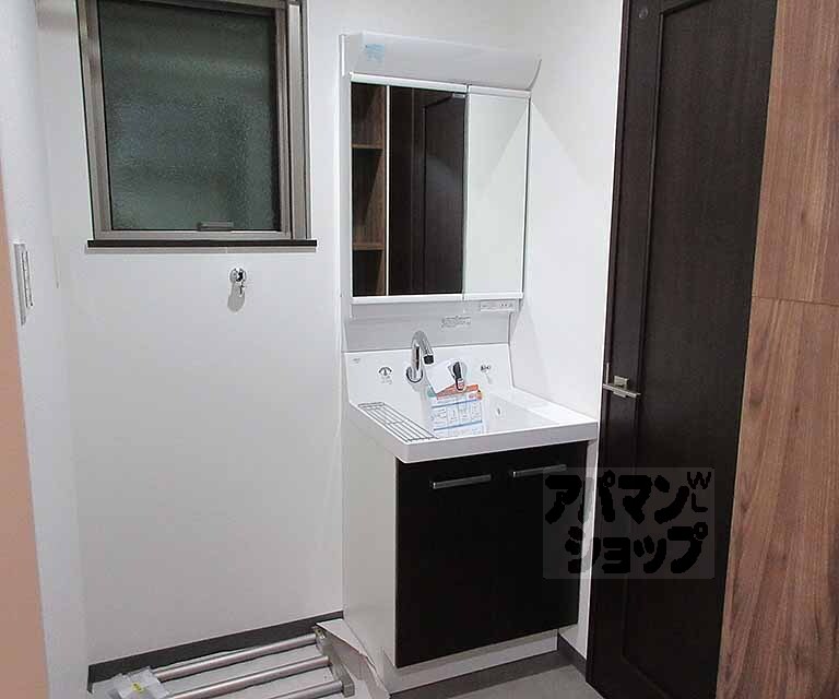 洗面設備　鏡裏に収納タイプ～～！