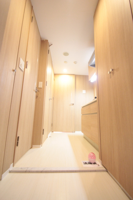 玄関　同間取の別室参考写真です。