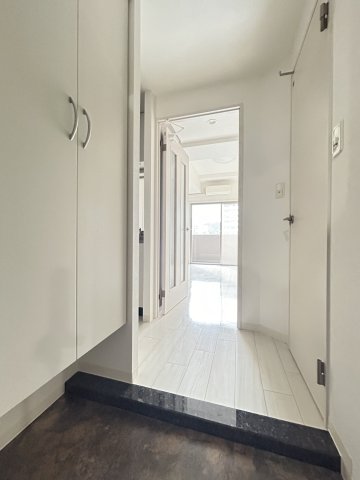 玄関　※同マンション別部屋の参考写真です。