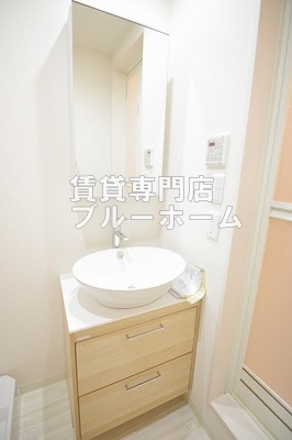 洗面設備　女性が喜ぶ照明器付き独立洗面台です！