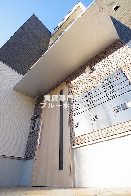 建物外観　温かみのある３階建ての建物です！