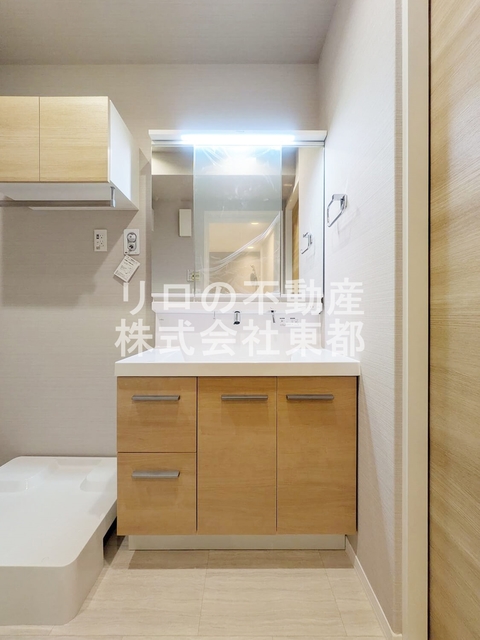 洗面設備　ワイドな鏡を備えた独立洗面台。収納も豊富です♪