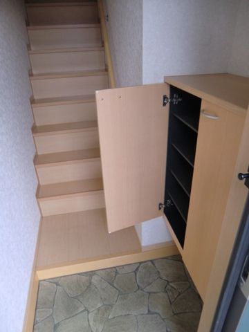 玄関　下駄箱完備・明るい玄関