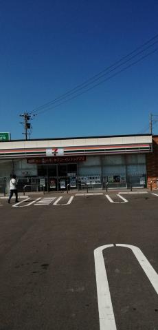 コンビニ　セブンイレブン（コンビニ）まで903m