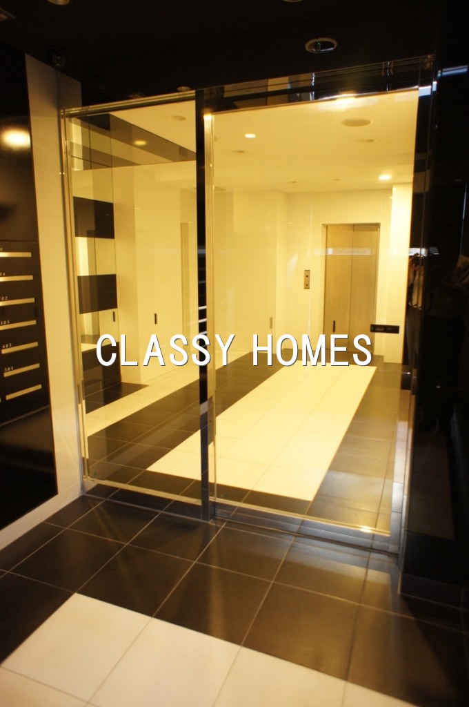 エントランス　2010年竣工 プレミアムキューブ三田：エントランス