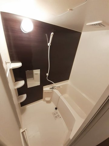 バス・シャワールーム　コンパクトで使いやすいお風呂です