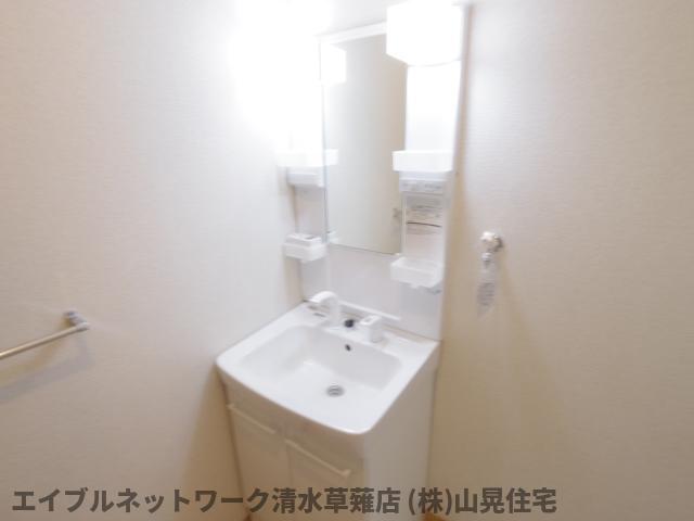 洗面設備　明るい洗面所です