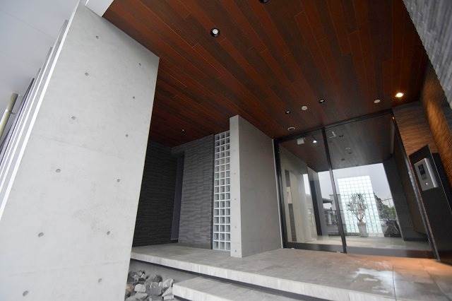 エントランス　・南向バルコニー