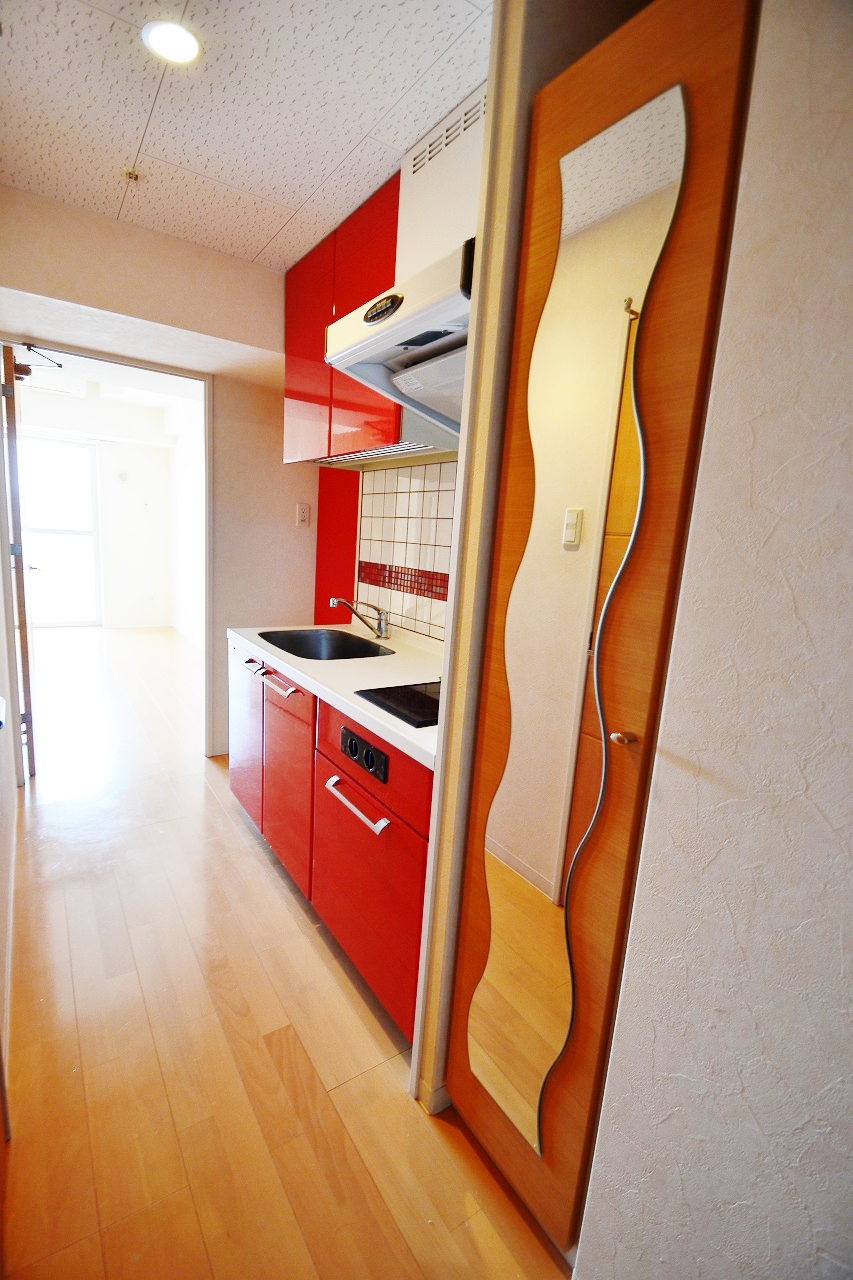 玄関　玄関まわりもスタイリッシュです＊号室・階数によって色味違いま