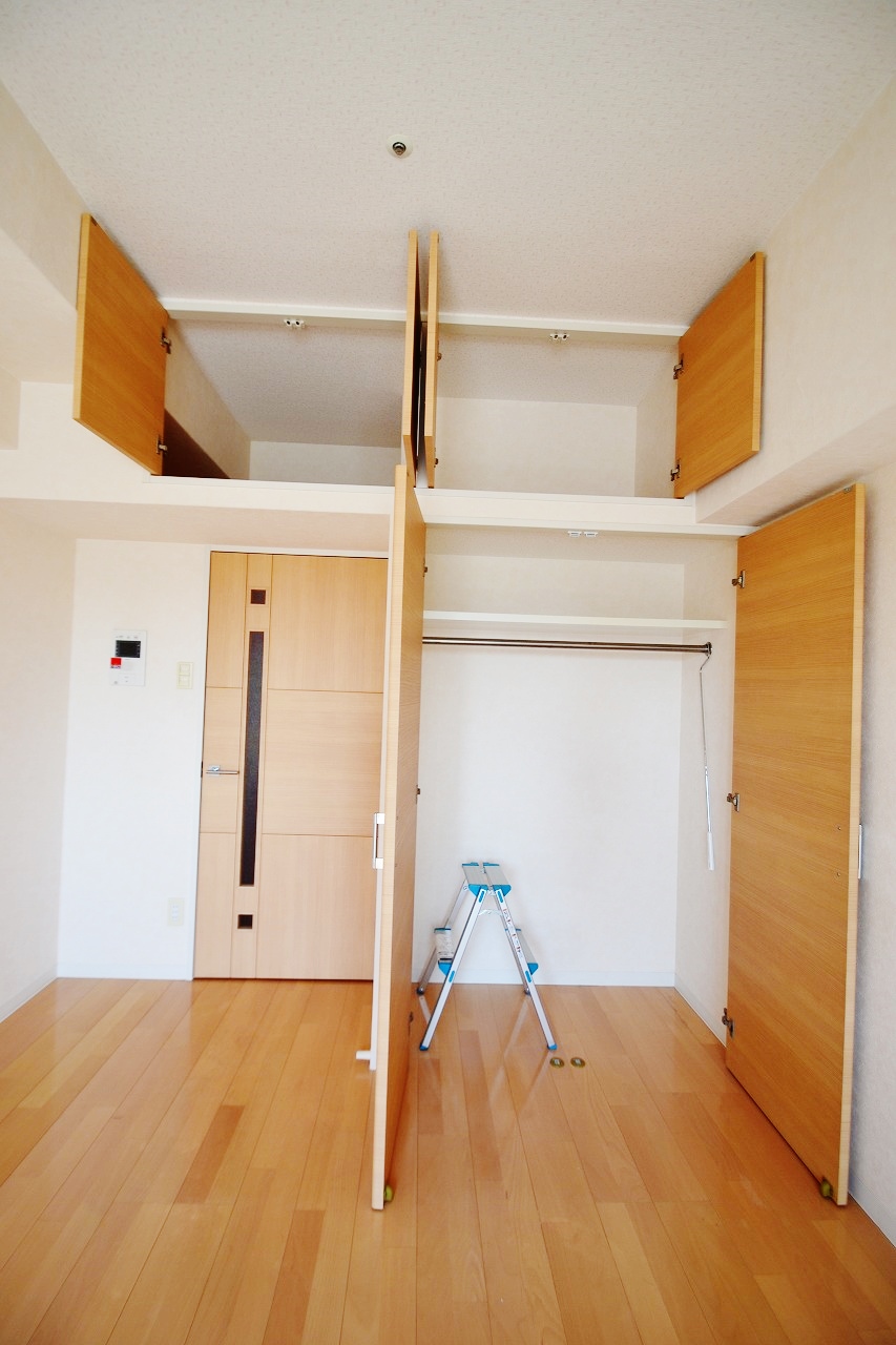 収納　鏡付のクローゼット＊号室・階数によって色味違います