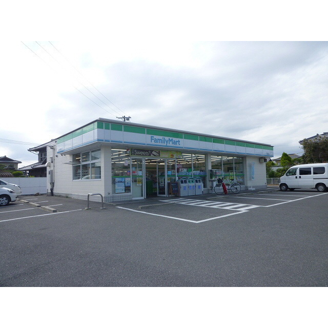 コンビニ　ファミリーマート鈴鹿稲生店（コンビニ）まで1063m