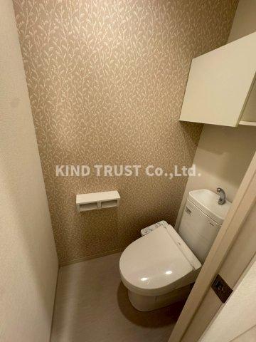 トイレ　落ち着いた色調のトイレです