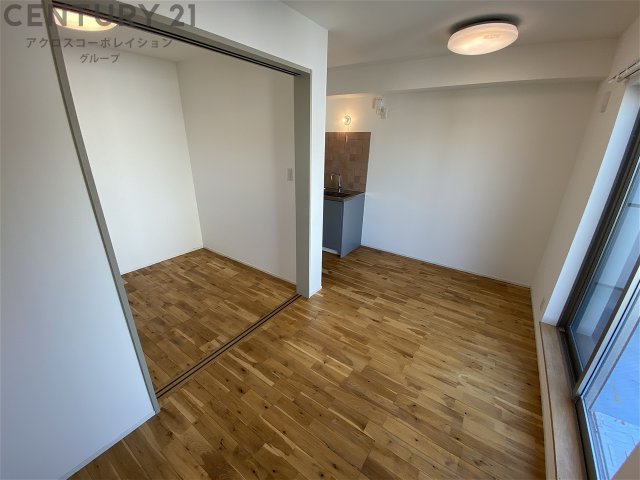 居室・リビング　床色が落ち着いた色合いで綺麗です♪