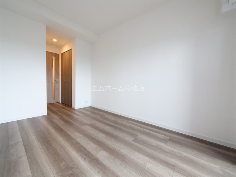 その他　洋室8.5帖　エアコン完備　バルコニーに面しています