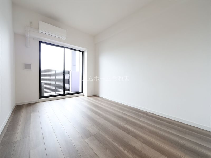 バルコニー　洋室8.5帖　エアコン完備　バルコニーに面しています