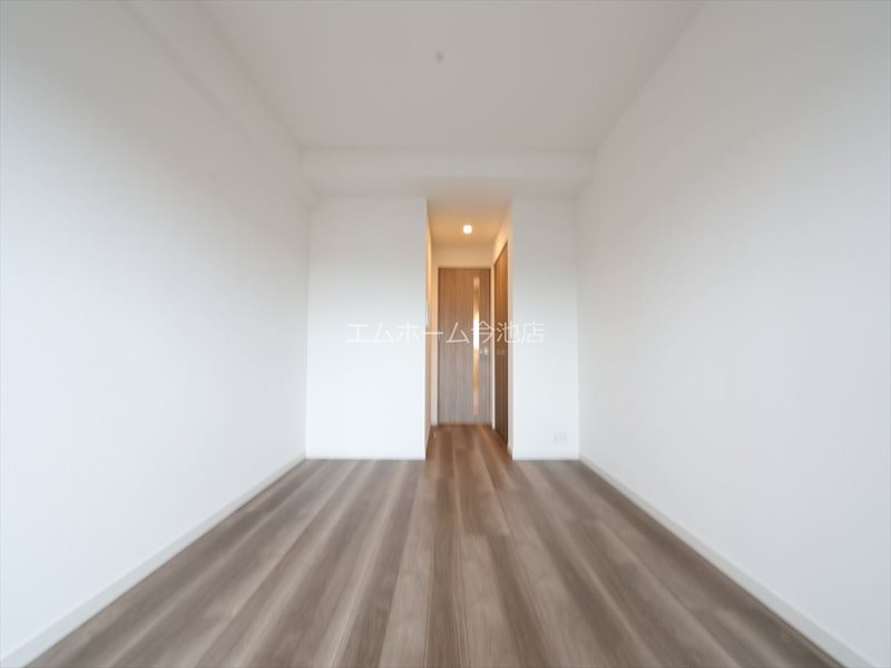 居室・リビング　洋室8.5帖　エアコン完備　バルコニーに面しています