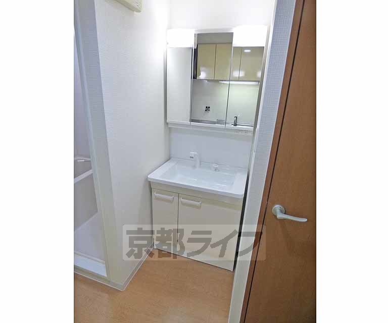 洗面設備　使いやすい独立洗面台です。