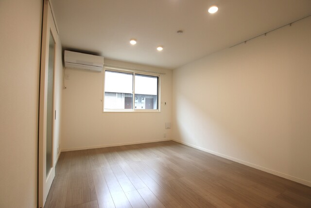 居室・リビング　建築中の写真です。