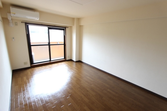 バルコニー　同物件、別号室のものです。